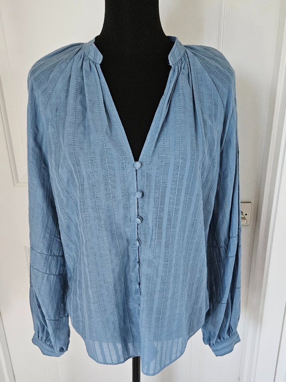 PRICE DROP/FIRM Veronica Beard Blue River Silk Blend Button V-Neck Blouse Size 4